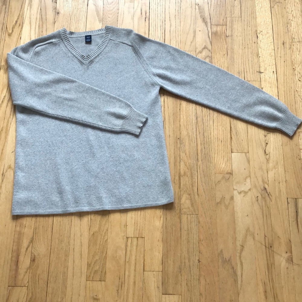 GAP V neck fitted sweater.